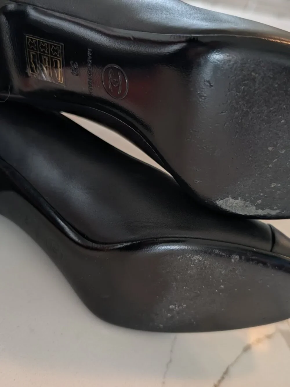 Chanel 2010 Black Lambskin Chain Logo Pumps EU 39 like new!